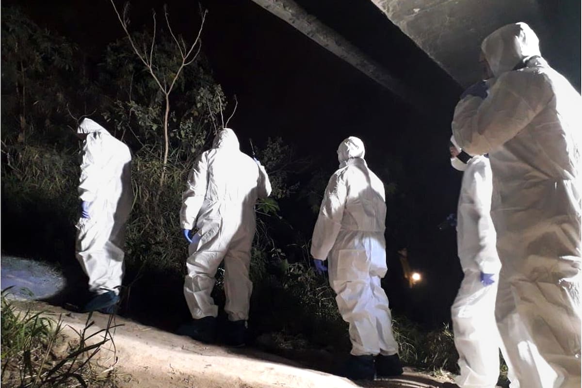 El niño había salido de su casa el jueves, minutos después de las 15, para ir a jugar. Al notar que no regresaba, comenzaron a buscarlo por la zona y lo encontraron colgando de un puente