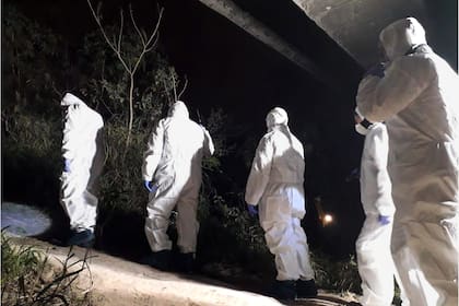 El niño había salido de su casa el jueves, minutos después de las 15, para ir a jugar. Al notar que no regresaba, comenzaron a buscarlo por la zona y lo encontraron colgando de un puente