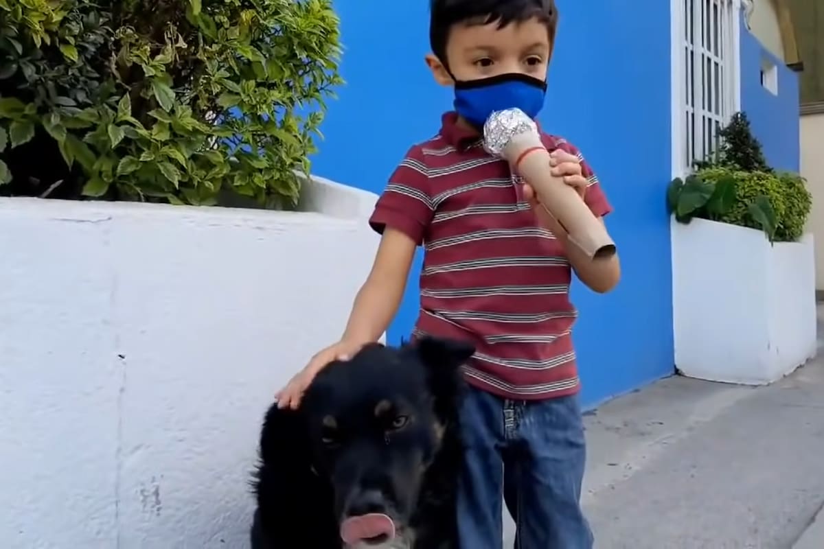 El niño improvisó un micrófono