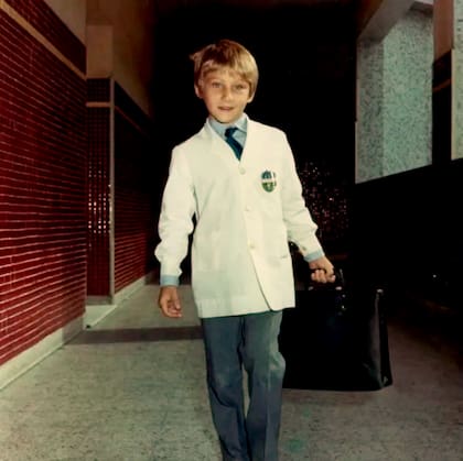 El niño Javier: el alumno Milei, yendo a clase. Heredó de su padre la pasión por Boca