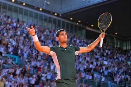 El niño maravilla: Carlos Alcaraz venció a Djokovic y avanzó a la final del Masters 1000 de Madrid.