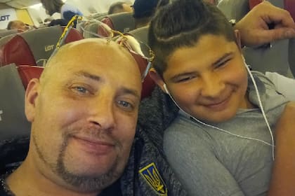 El niño ucraniano Matvy Mezhevoy, tras ser rescatado de Moscú por su padre, Yvgeny