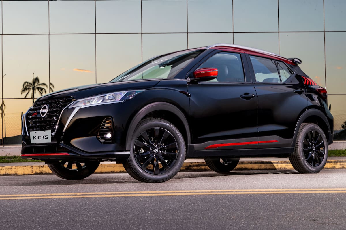 El Nissan Kicks XPlay 2024 viene en negro con techo rojo