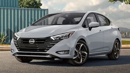 El Nissan Versa equipa un motor de cuatro cilindros en línea de 1.6 litros, capaz de producir 118 CV a 6300 rpm