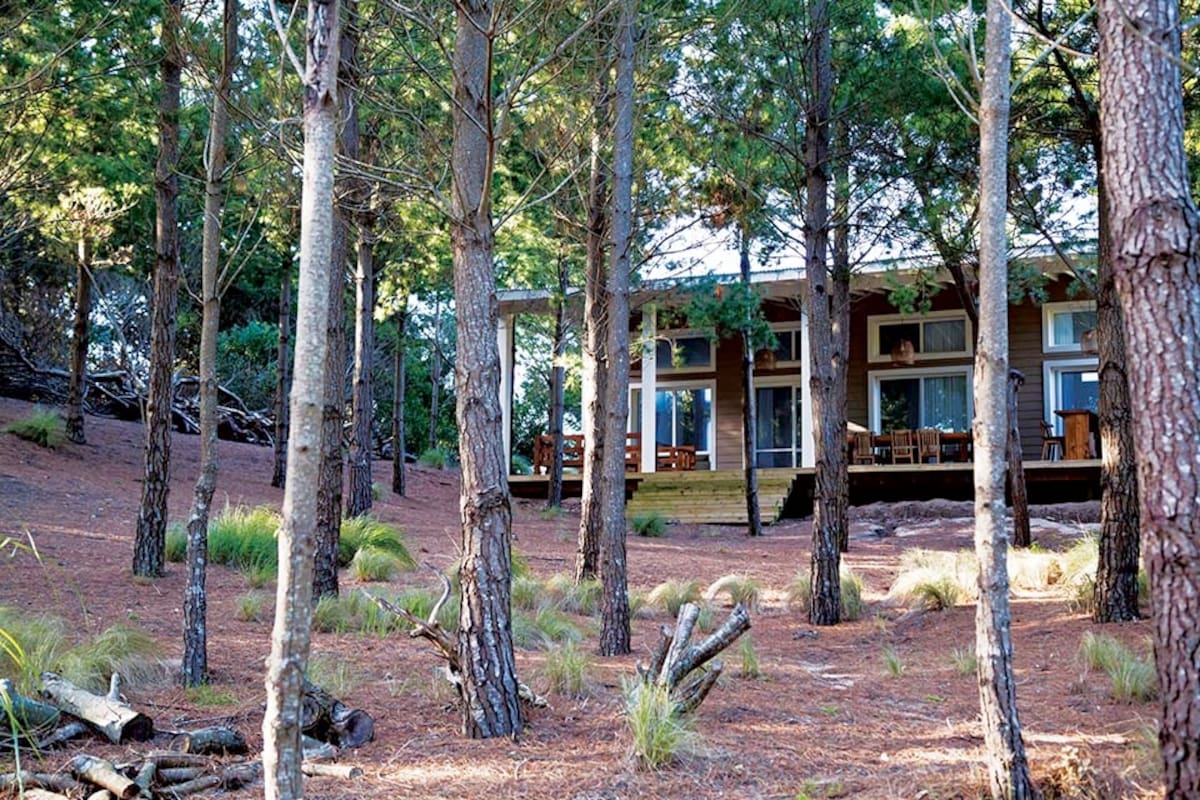 El nivel 0 de la casa se aprovechó para el garage, el lavadero, los servicios y un depósito de cuatriciclos y tablas