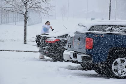 El no retirar el hielo o la nieve de los autos puede poder en riesgo a otros conductores (Unsplash)