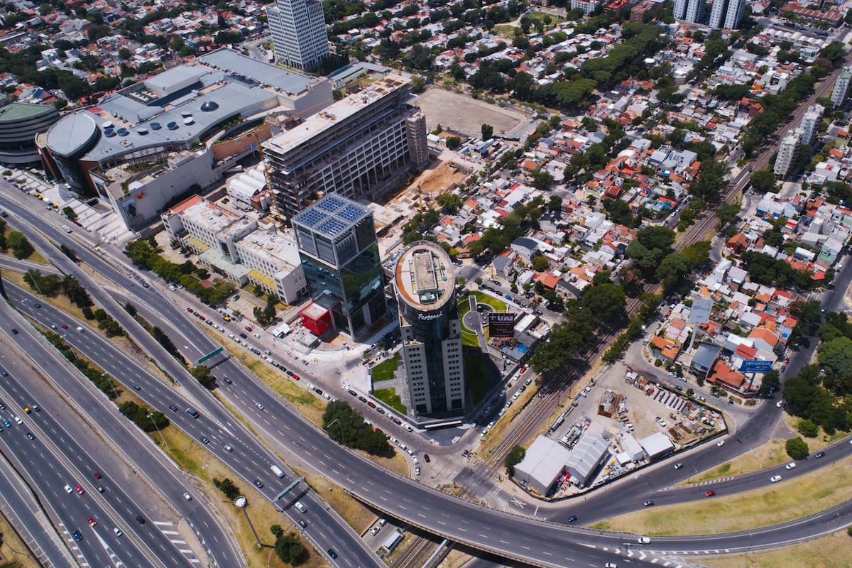 El nodo está cambiando su fisonomía; en dos años triplicará su stock de oficinas y 27.000 personas trabajarán en el área; los precios y la oferta