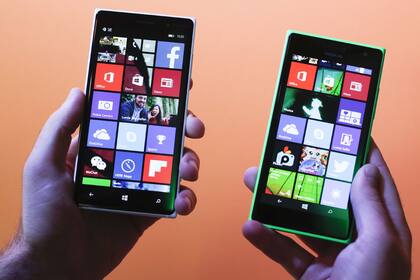 El Nokia Lumia 830, con cámara PureView de 10 MP, junto al Lumia 730, conocido como el teléfono selfie de Microsoft por su cámara frontal de 5 MP
