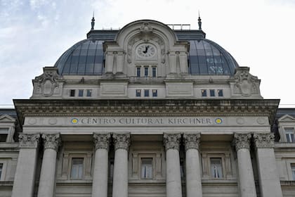 El nombre de Centro Cultural Kirchner para el Centro Cultural del Bicentenario se puso por ley en 2012