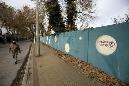 El nombre de Guillermo Pérez Roldán, semioculto en la pared por un graffiti