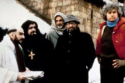 F. Murray Abraham, Michael Lonsdale, Sean Connery, Umberto Eco y Jean-Jacques Annaud, en el rodaje de El nombre de la rosa
