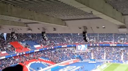 El nombre de Lionel Messi aparece en la pantalla gigante y empiezan los silbidos y abucheos de los hinchas de PSG en el Parque de los Príncipes