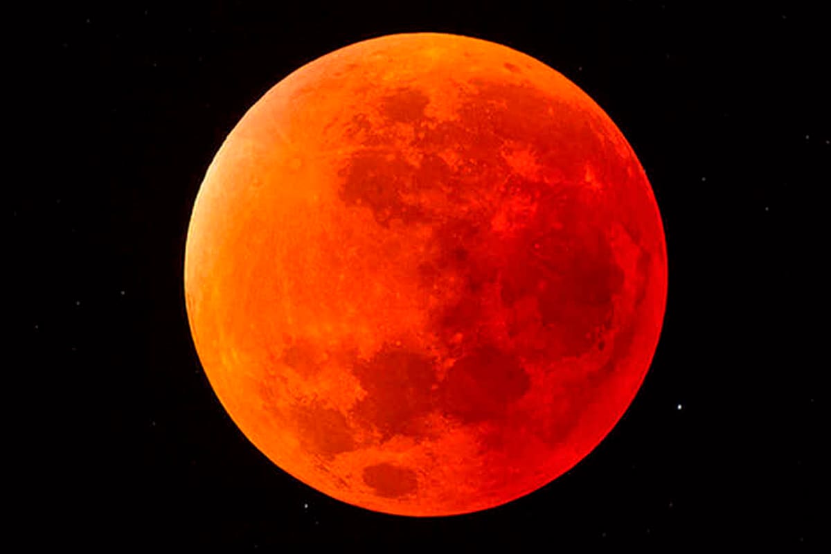 El nombre de "Luna Roja” se debe a la tonalidad rojiza que el satélite adquiere cuando se encuentra en la sombra de la Tierra (Archivo)