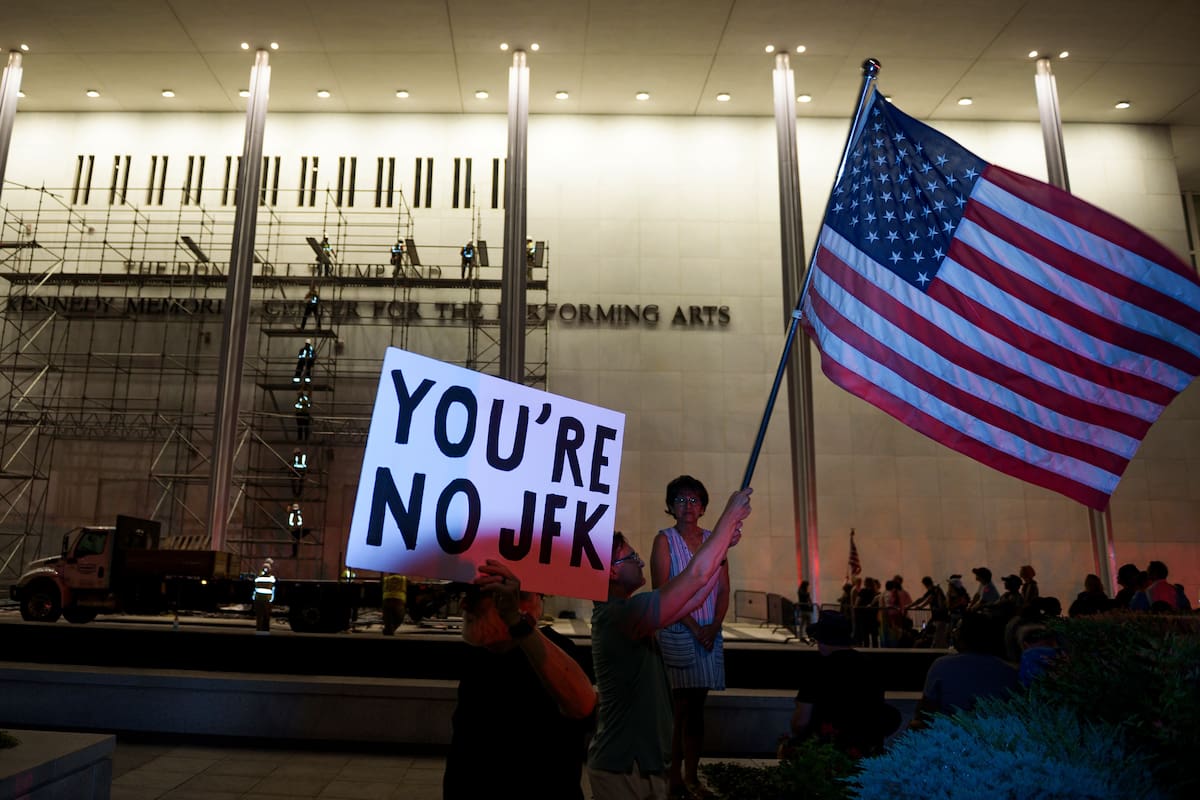 El nombre de Trump sigue en el Centro Kennedy, aunque las autoridades dicen que se retirará antes de