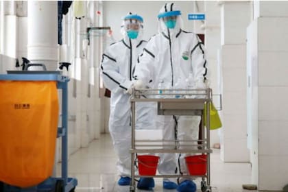 Los funcionarios y hospitales chinos han reclamado por la escasez de equipos de protección, incluidas mascarillas