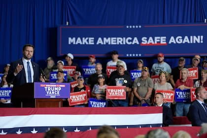 El nominado del Partido Republicano para la vicepresidencia de Estados Unidos, el senador de Ohio JD Vance, interviene en un acto de campaña, el 17 de septiembre de 2024 en Eau Claire, Wisconsin. (AP Foto/Abbie Parr)