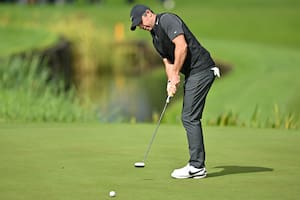 El norirlandés Rory McIlroy ensaya un putt en la primera vuelta del BMW PGA Championship; antes de jugar fue muy crítico con amigos suyos que decidieron aceptar la propuesta de LIV Series, un circuito paralelo financiado con petrodólares saudíes