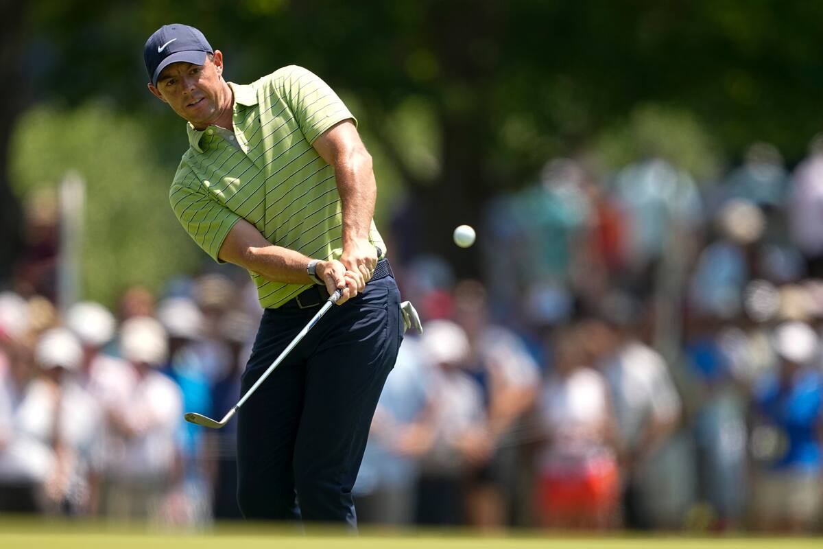 El norirlandés Rory McIlroy golpea en el sexto hoyo de la cancha de Tulsa, donde lidera el PGA Championship, segundo major del año