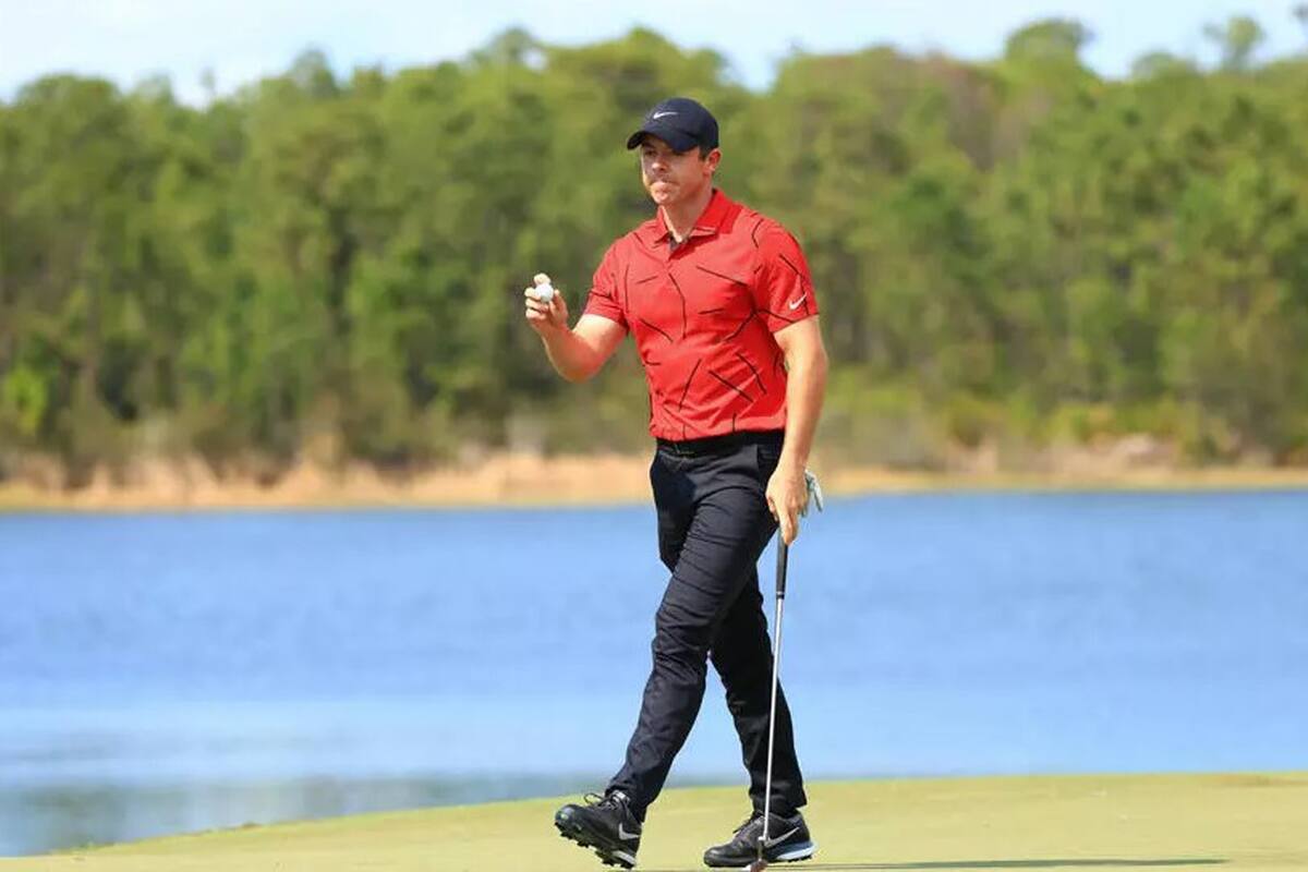 El norirlandés Rory McIlroy, vistió la indumentaria icónica de Tiger Woods, durante la última ronda del World Golf Championships