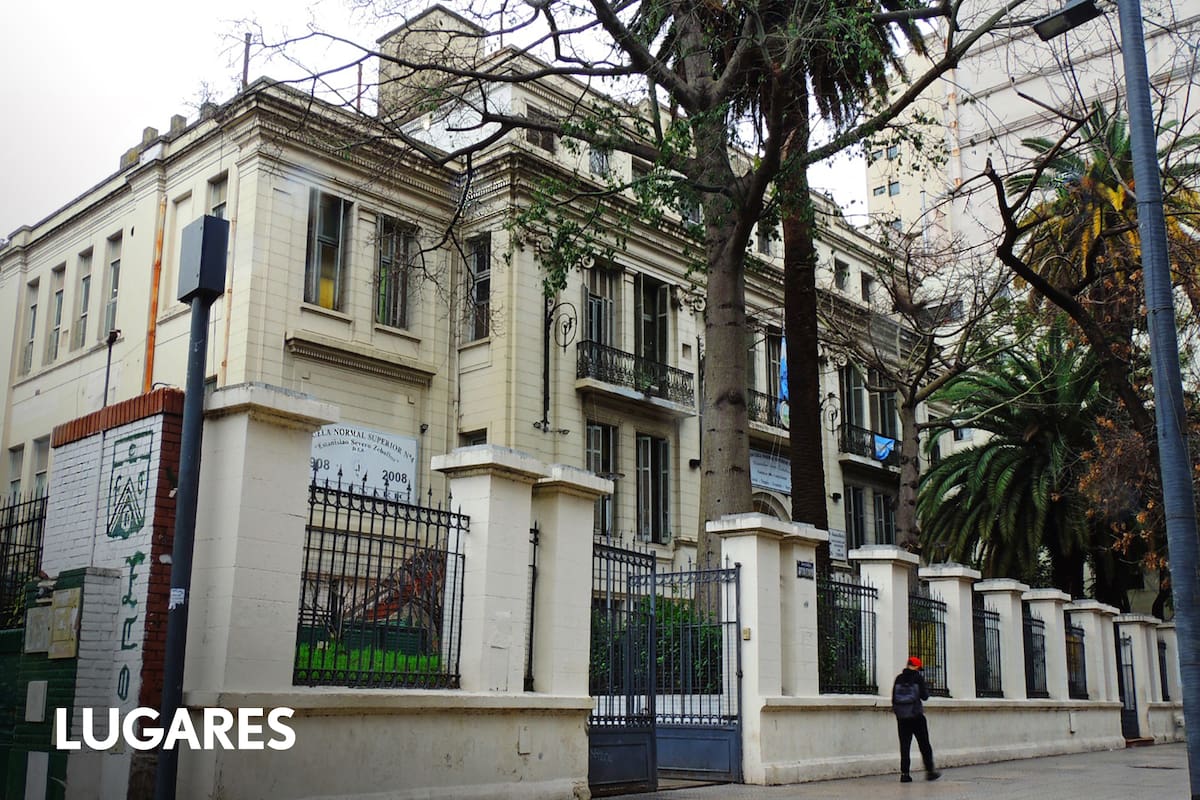 La entrada principal del ENS4 por Rivadavia, los alumnos de jardín salen por la plaza.
