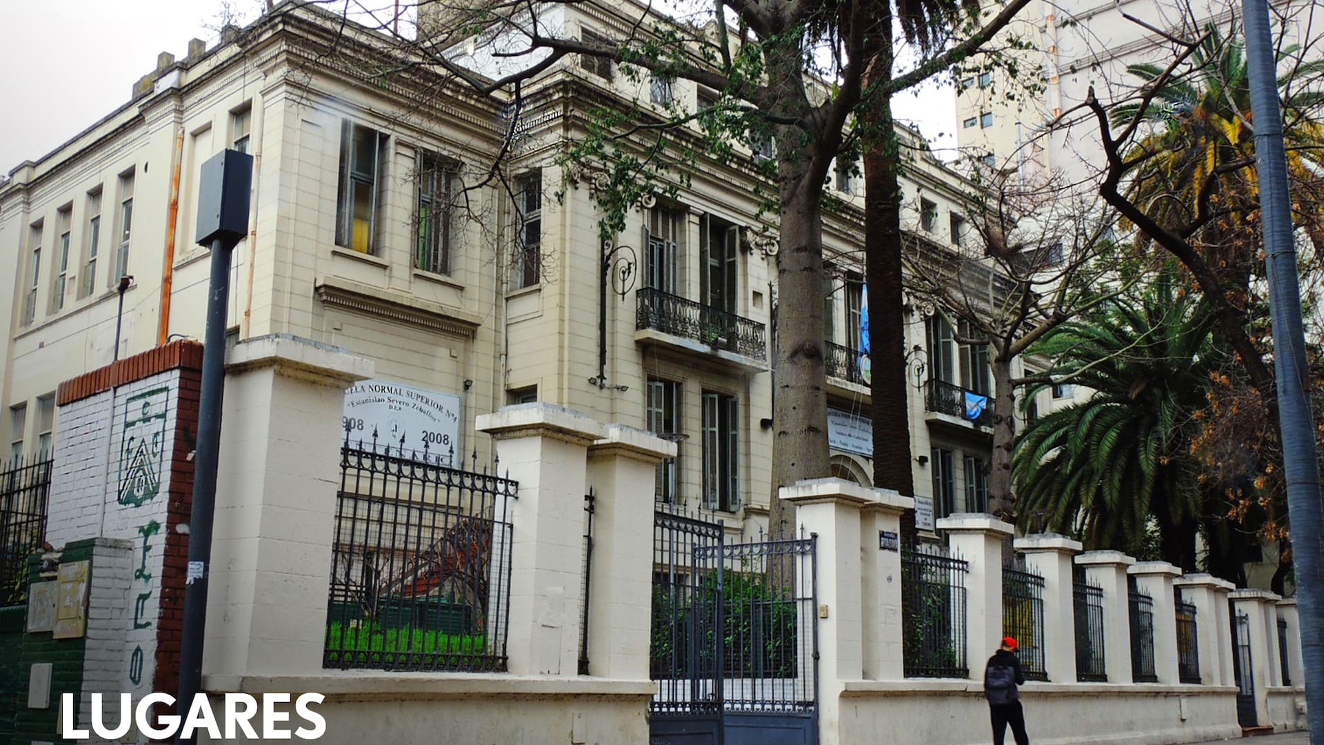La entrada principal del ENS4 por Rivadavia, los alumnos de jardín salen por la plaza.