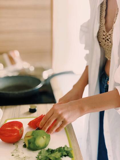 El norovirus se transmite a través de alimentos crudos como verduras de hojas verde y frutas
