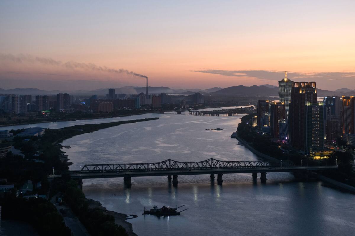 El Norte comunista. Cerrada durante décadas, con Kim, Pyongyang vivió una tibia apertura al turismo y al desarrollo de un incipiente mercado, pero sigue siendo una de las ciudades más enigmáticas del mundo