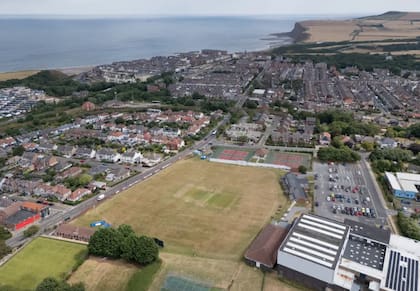 El norte de Inglaterra, que no está sujeto a restricciones por la sequía, también perdió su color. La imagen corresponde a Saltburn-by-the-Sea, una localidad cercana a la ciudad de Middlesbrough