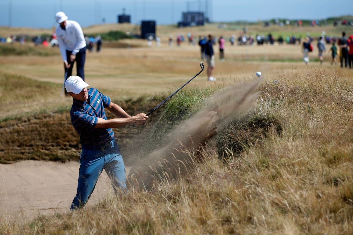 El norteamericano Jordan Spieth desafiando los bunkers de Carnoustie