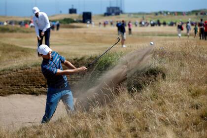 El norteamericano Jordan Spieth desafiando los bunkers de Carnoustie