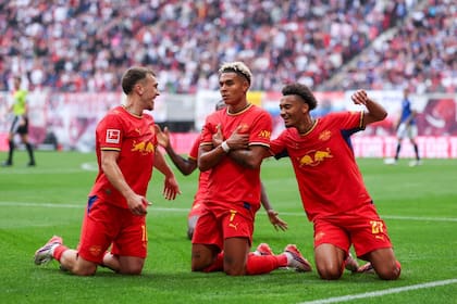El noruego Antonio Nusa, en el centro, festeja su gol con Brajan Gruda y Tidiam Gomis