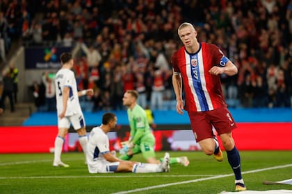 El noruego Erling Haaland celebra anotar el segundo gol de su equipo, durante el partido de clasificación para la Copa del Mundo de fútbol entre Noruega e Israel en Oslo, el sábado 11 de octubre de 2025. (Jonas Been Henriksen/NTB Scanpix vía AP)