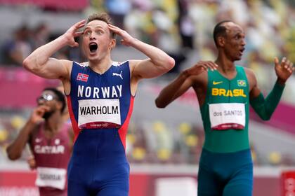 El noruego Karsten Warholm celebra después de ganar la medalla de oro con récord mundial en los 400 metros con vallas, el martes 3 de agosto de 2021, en Tokio. (AP Foto/Martin Meissner)