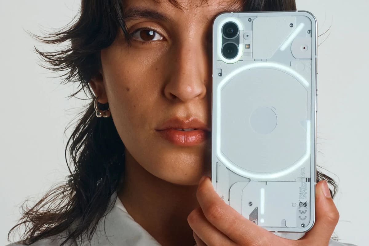 El Nothing Phone (1) tiene una carcasa transparente y corre Android; la compañía fue fundada por los creadores de OnePlus