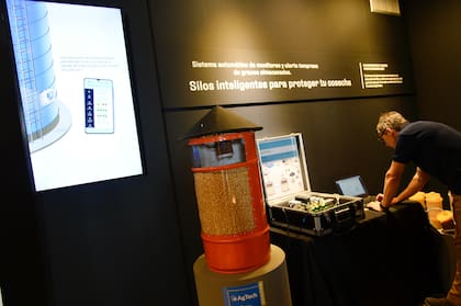 El novedoso desarrollo detecta el dióxido de carbono, también producto de la actividad de los hongos e insectos por su respiración y, con ventiladores fuerzan a que el aire que está atrapado dentro de los granos, salga de adentro del silo y pase por los sensores que existen en las ventilaciones del techo