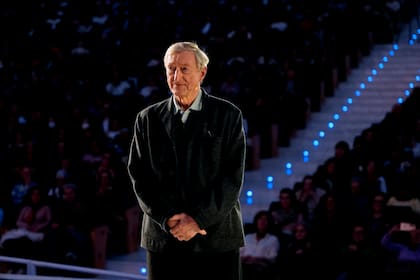 El novelista inglés Julian Barnes, Premio Princesa de Asturias de las Letras 2026, mantuvo hoy un encuentro con clubes de lectura en el Palacio de Exposiciones y Congresos de Oviedo