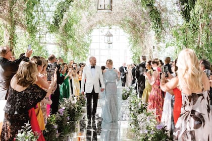 El novio caminó hacia el altar del brazo de su orgullosa y elegantísima madre, la diseñadora Silvia Tcherassi.