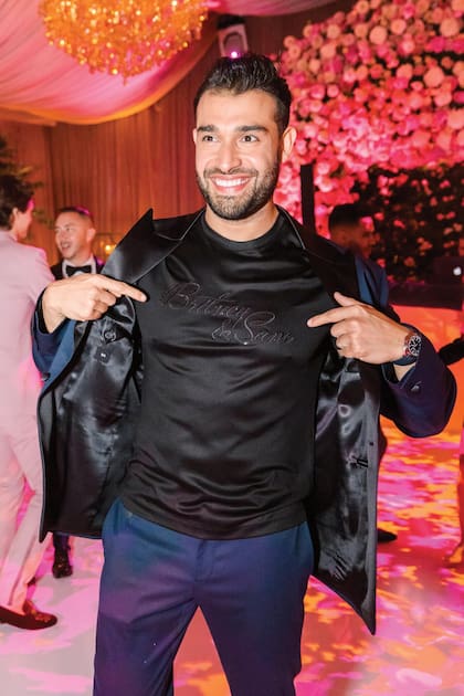 El novio con una remera que tenía impresa la frase “Britney & Sam”.