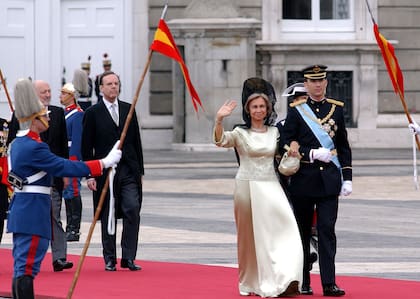 El novio, del brazo de su madre y madrina, la reina emérita Sofía. Felipe Juan Pablo Alfonso de Todos los Santos de Borbón y Grecia, entonces de 36 años, se vistió para su boda con el uniforme de gran etiqueta del Ejército de Tierra, por ser el más antiguo de los tres que integran las Fuerzas Armadas. Doña Sofía eligió un vestido color champán de la diseñadora Margarita Núñez