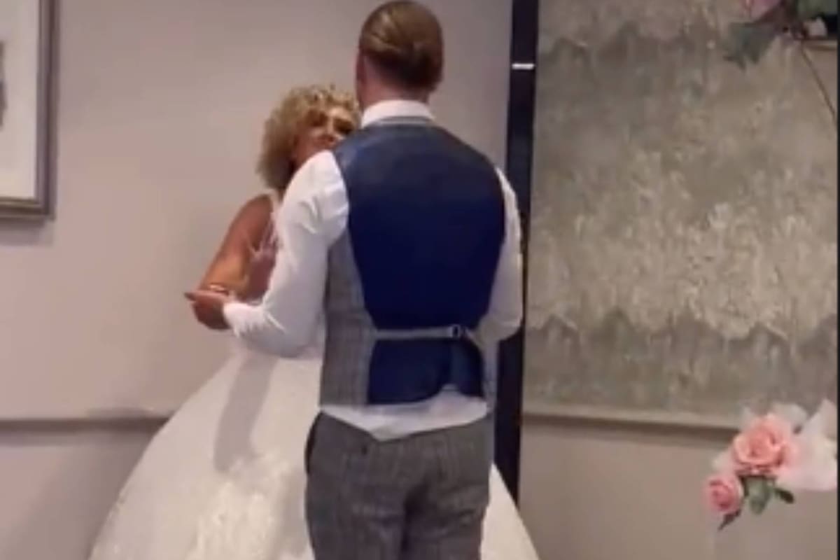 El novio la arrinconó contra la pared para poder refregarle el trozo de torta en la cara