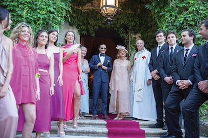 El novio la esperaba acompañado por Agustina Blaquier (abuela de la novia); su madre, María Leichner (con minivestido, chaleco largo transparente y pamela) y el cura párroco Carlos Barreiro Peralta Ramos, encargado de presidir la ceremonia religiosa.