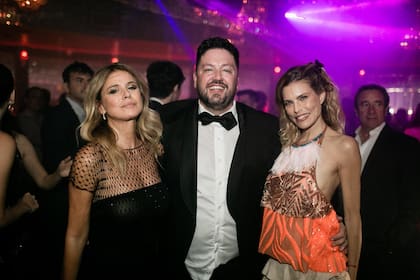El novio posa divertido con sus íntimas, Flavia Palmiero y Julieta Kemble.