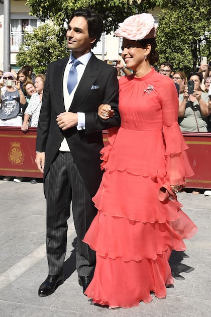 El novio, que tiene ascendencia francoargentina, junto a su madre y madrina de boda, Alexia Iribarren, que estaba espléndida con un vestido con volados que acompañó con un clutch a juego, tocado con una gran flor y un broche clásico.