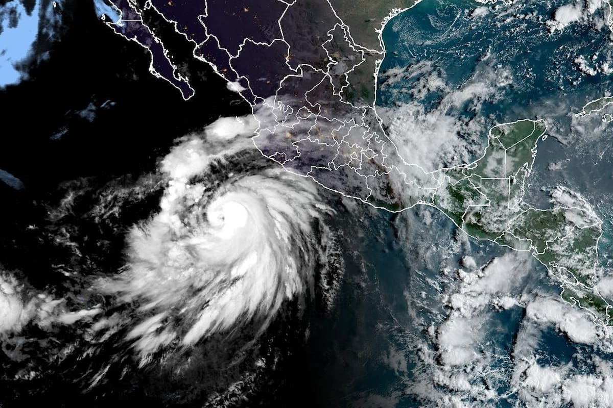 El núcleo del huracán se encuentra frente a las costas de los estados mexicanos de Jalisco y Michoacán
