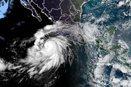 El núcleo del huracán se encuentra frente a las costas de los estados mexicanos de Jalisco y Michoacán