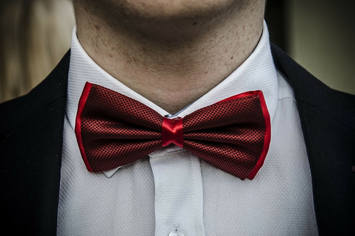 El nudo pajarita, moño o bow tie es un accesorio elegante y también se lleva para aportar un look más divertido a un traje casual