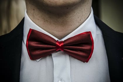 El nudo pajarita, moño o bow tie es un accesorio elegante y también se lleva para aportar un look más divertido a un traje casual