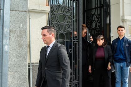 El nuevo abogado de Melody Rakauskas Ignacio Fernando Barrios y su clienta tapándose el rostro