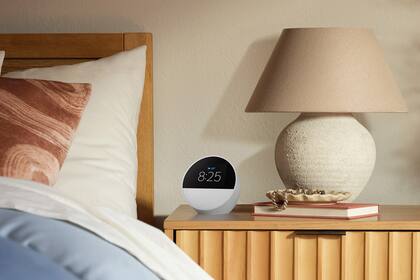 El nuevo Amazon Echo Spot, un parlante inteligente con reloj despertador, para poner en la mesita de luz