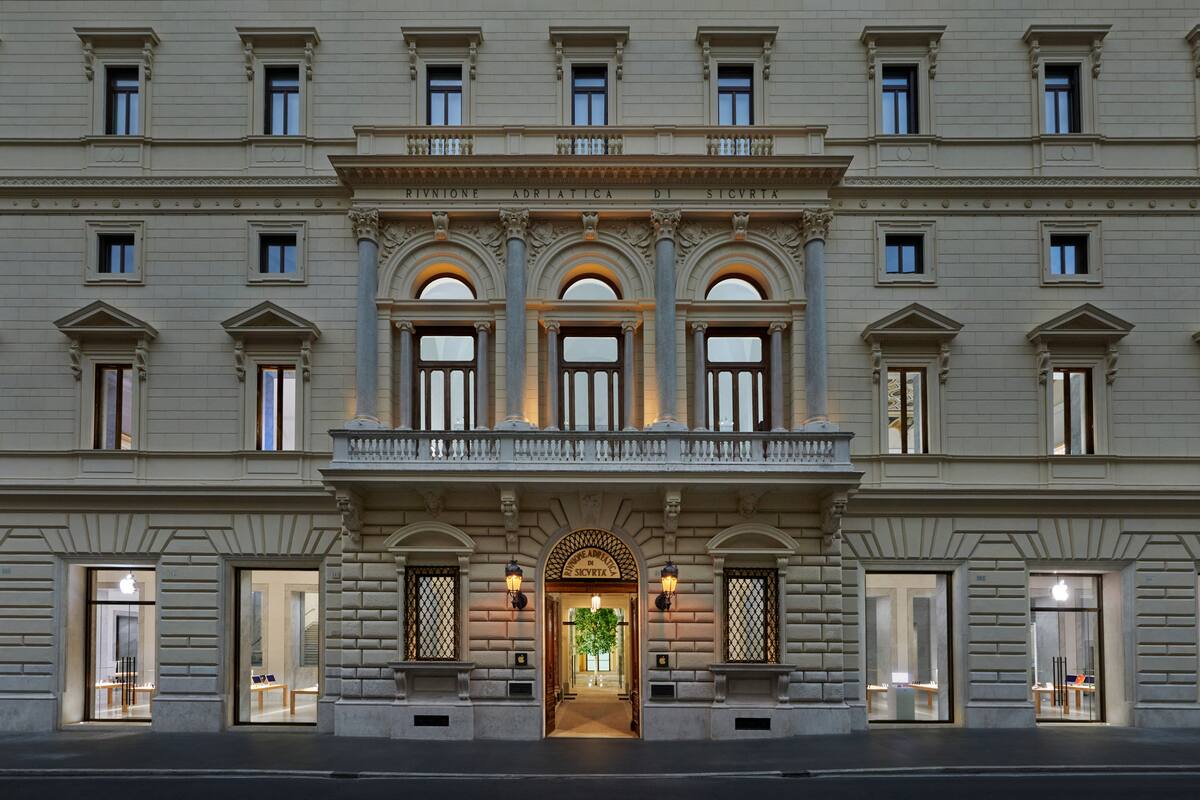 El nuevo Apple Store en Via del Corso abrió sus puertas en el histórico Palazzo Marignoli